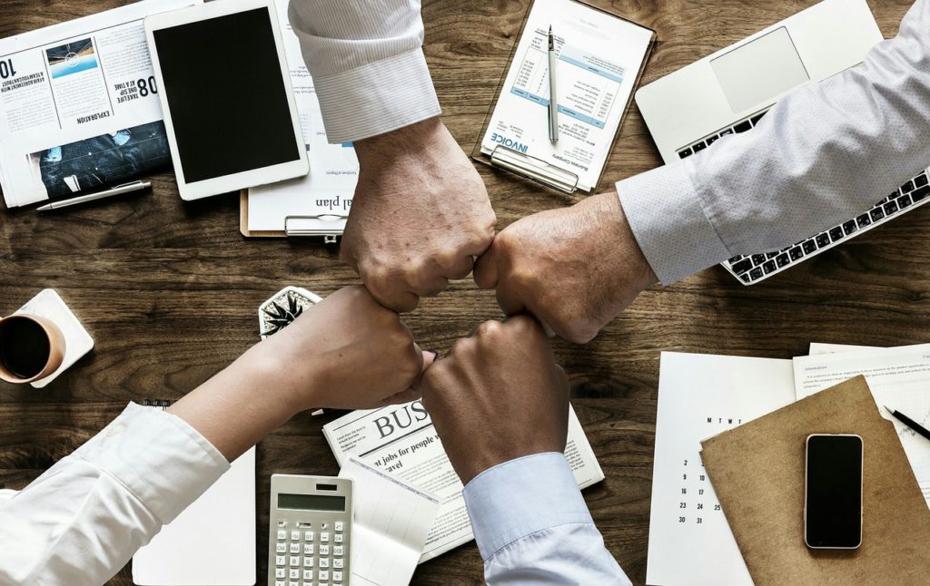 Compañerismo entre communitys managers